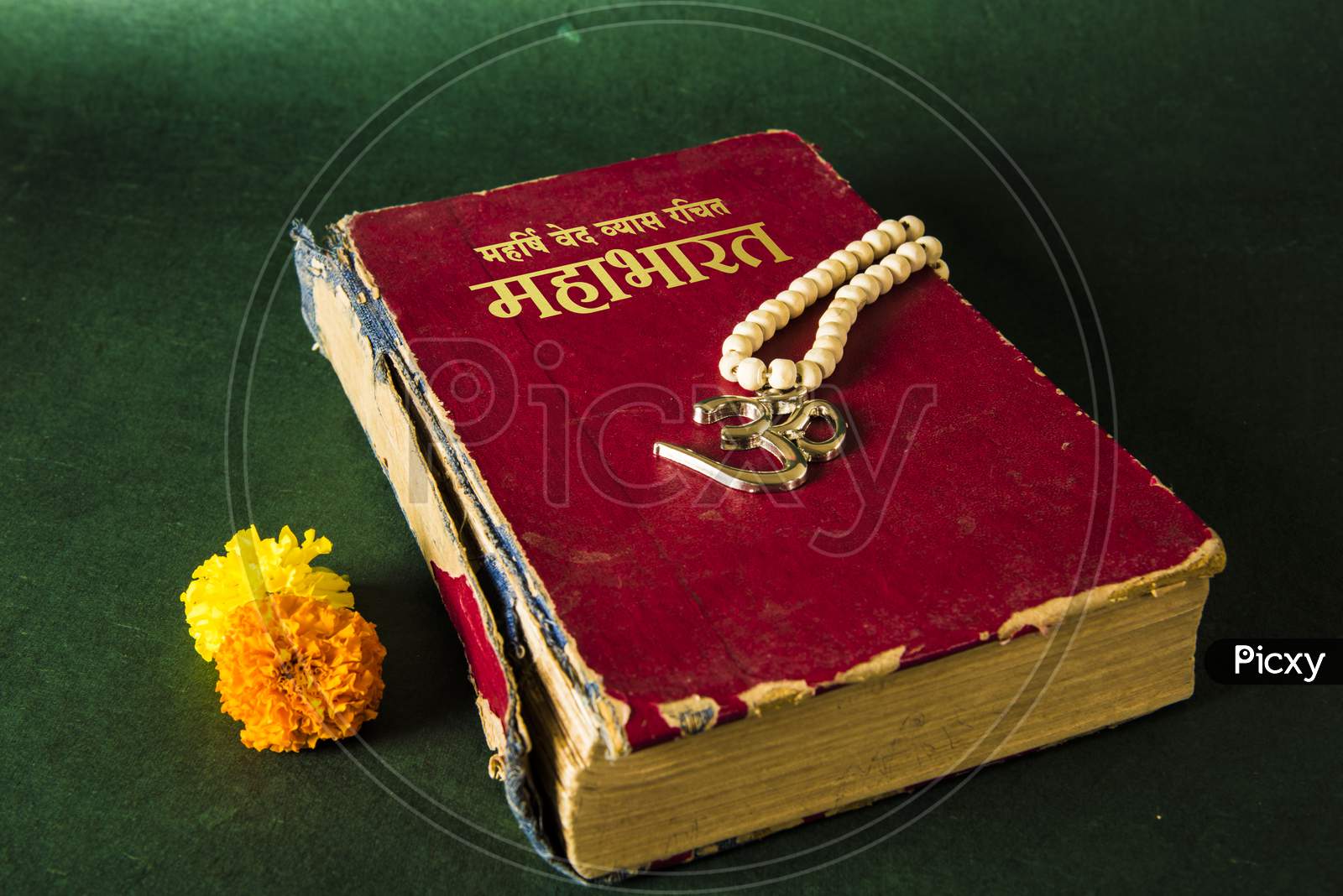 Image of Indian ancient literature bhagwad Gita, ramayana and - Wat Is Het Heilige Boek Van Het Christendom