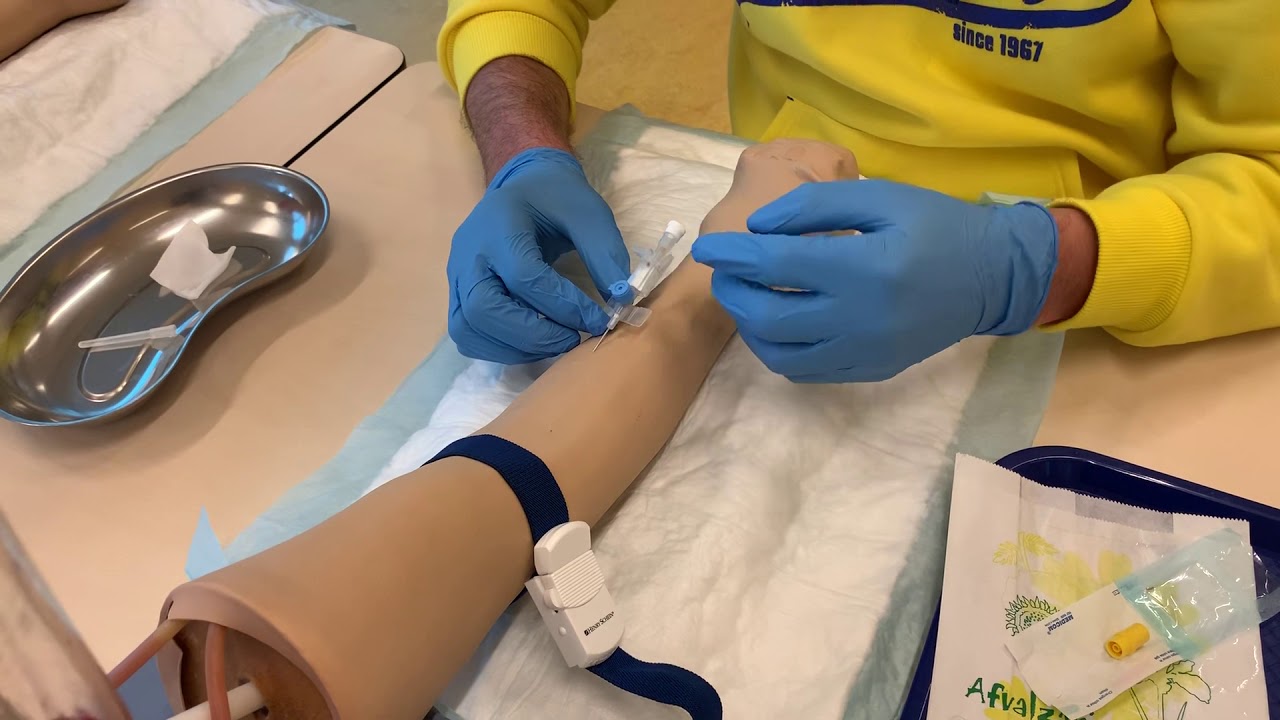 Inbrengen perifere canule (venflon) - YouTube - Waarom Wordt De Subcutane Canule In Het Onderhuids Bindweefsel Geplaatst
