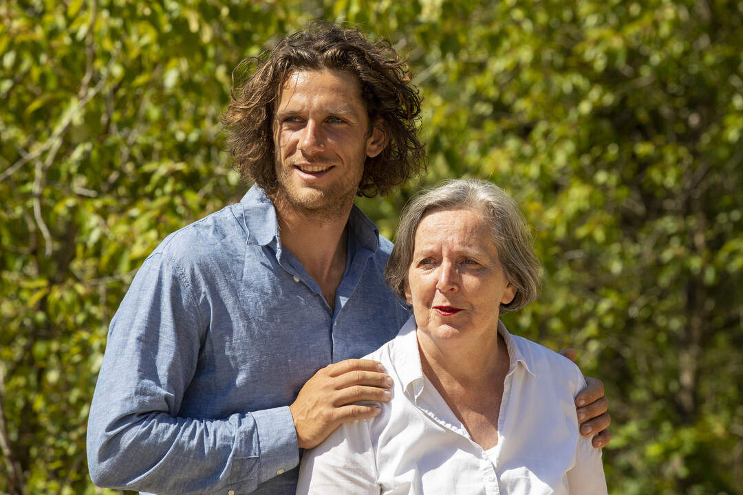 Inge Visser op LinkedIn: Portret van Ilse (63) en haar zoon Floris - Ilse Visser Dochter Van