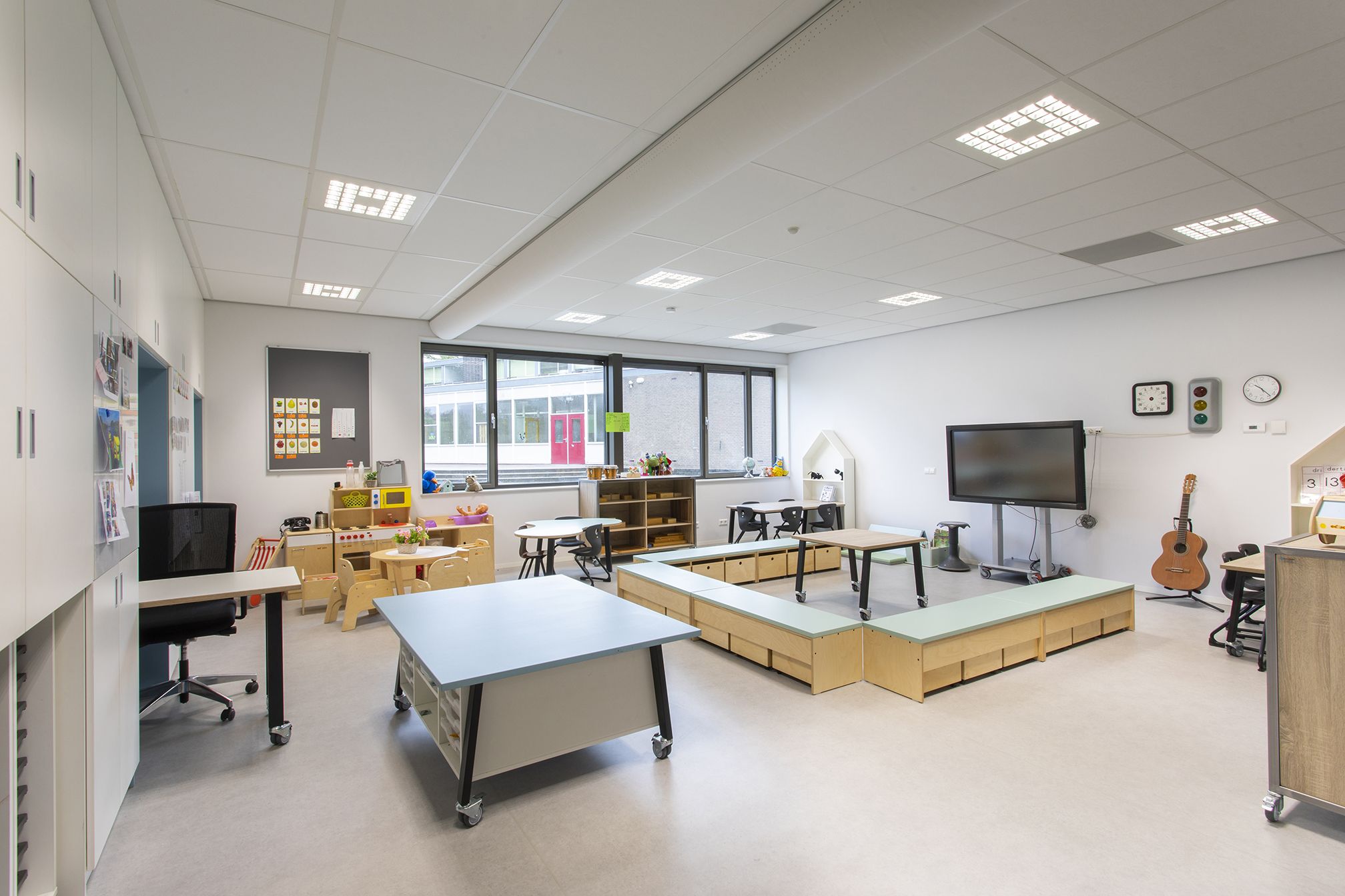 Inrichting onderbouw met creatafel, zitbanken met krasvaste HPL top - Inrichting Klaslokaal Groep 1 2