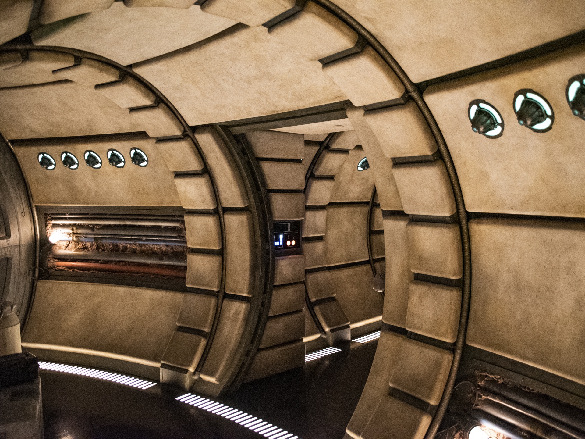 Inside The Millennium Falcon Free Stock Photo - Public Domain Pictures - Inside Out 1 Kijken Gratis