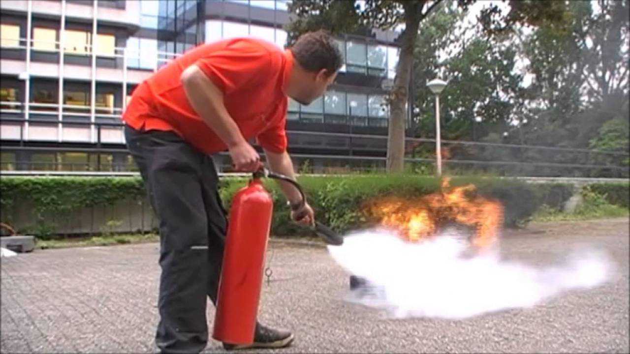 Instructie Brand - 1. Blussen vloeistofbrand met CO2-blusser - YouTube - Hoe Kan Een Brand Worden Geblust