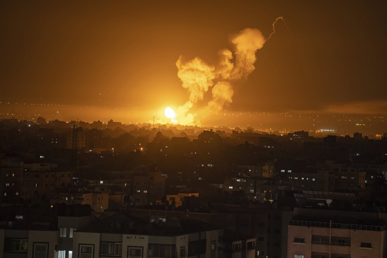 Israel stages rare strikes in Lebanon and also hits Gaza Strip - Waarom Valt Israel Libanon Aan