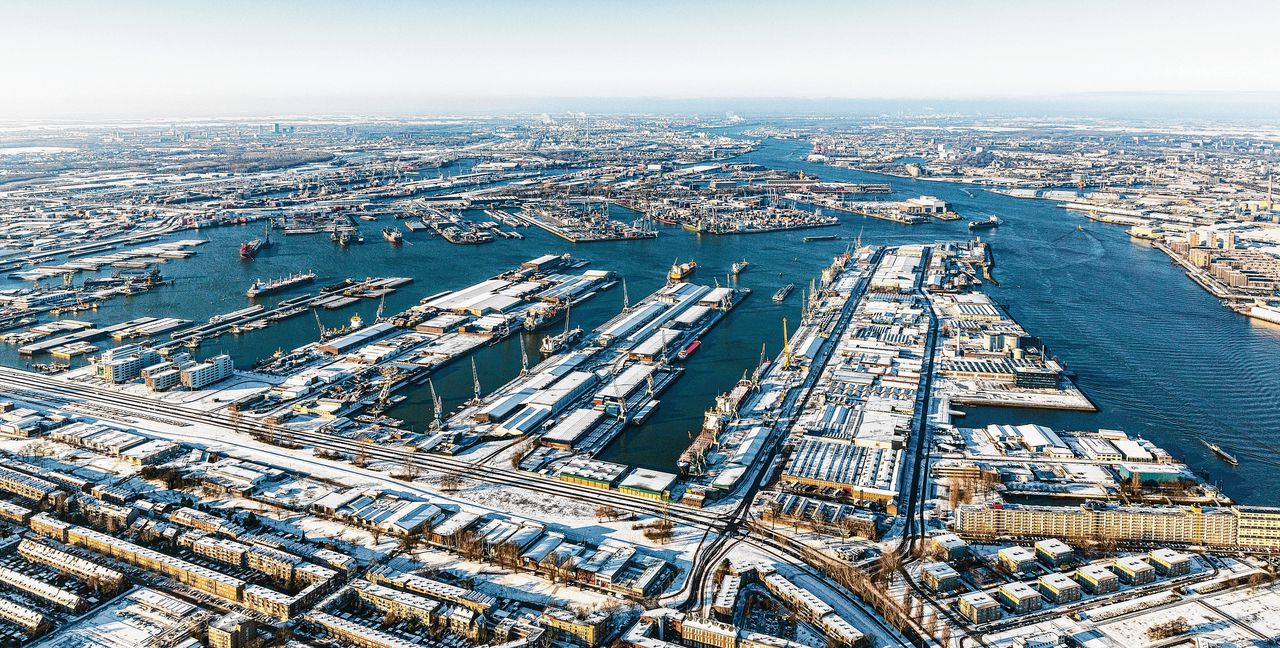 ‘Je ziet hier áltijd schepen varen’, zegt de luchtfotograaf van de - Haven Rotterdam Bezoeken Met Auto