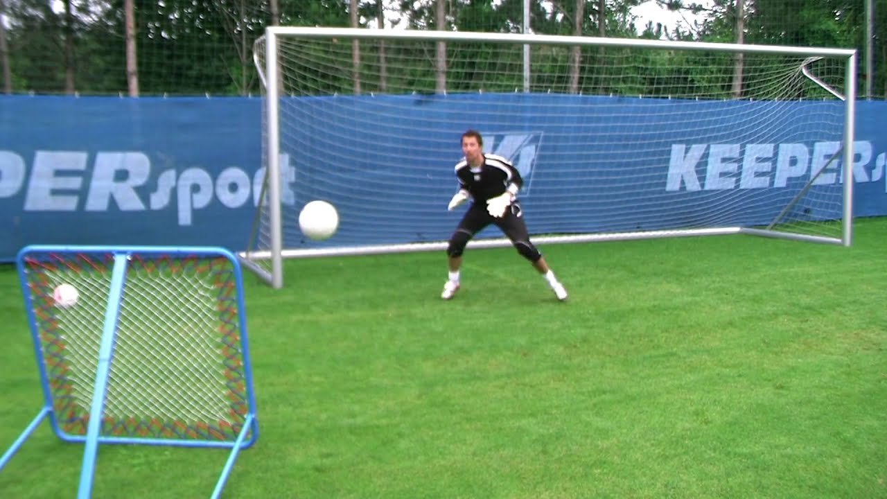 KEEPERsport Rebounder Pro - Goalkeeper Training - YouTube - Wanneer Mag Keeper Bal Met Handen Pakken