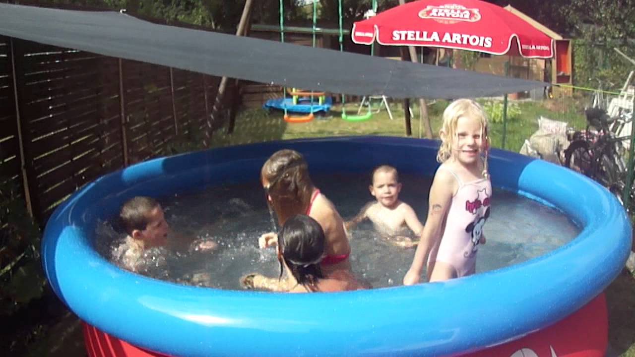 kindjes in het zwembad - YouTube - Steeds Kleine Beetjes Plassen Zonder Pijn