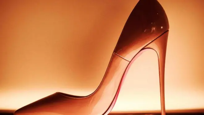 日本の#KuToo ― ハイヒール着用の圧力に対する闘い - BBCニュース - Heel Braaf Op De Kinderen Gelet