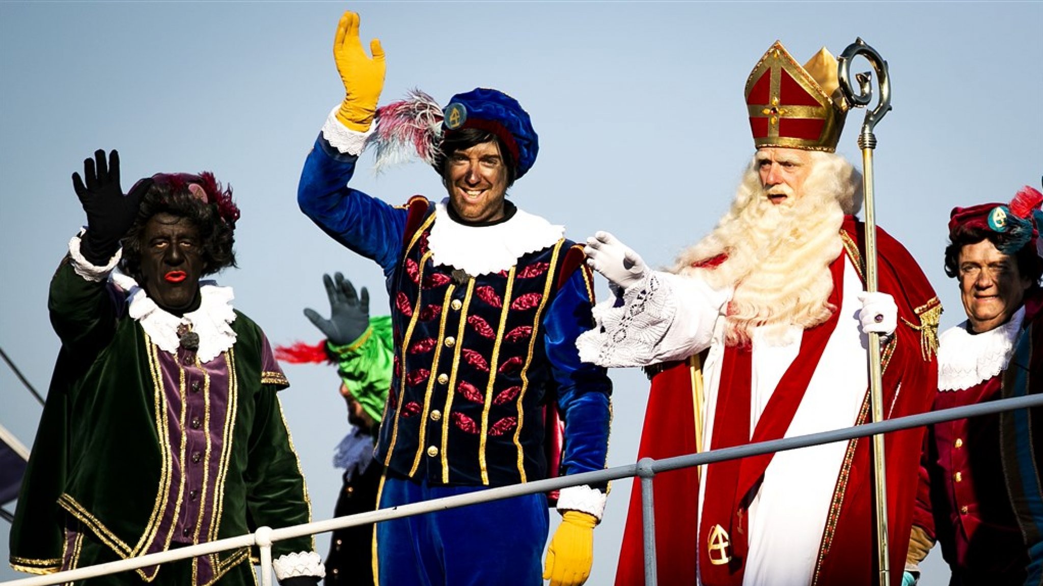 Laatste keer zwarte pieten bij intocht Sinterklaas Eindhoven | RTL Nieuws - Piet Paaltjens Snikken En Grimlachjes