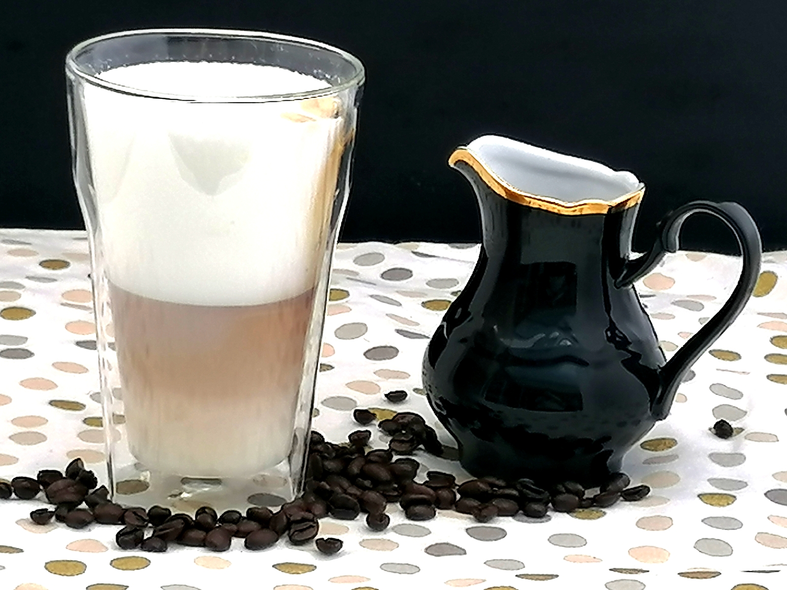 Latte macchiato; drie prachtige lagen in een glas - Lekker Tafelen - Wat Zit Er In Witte Chocola