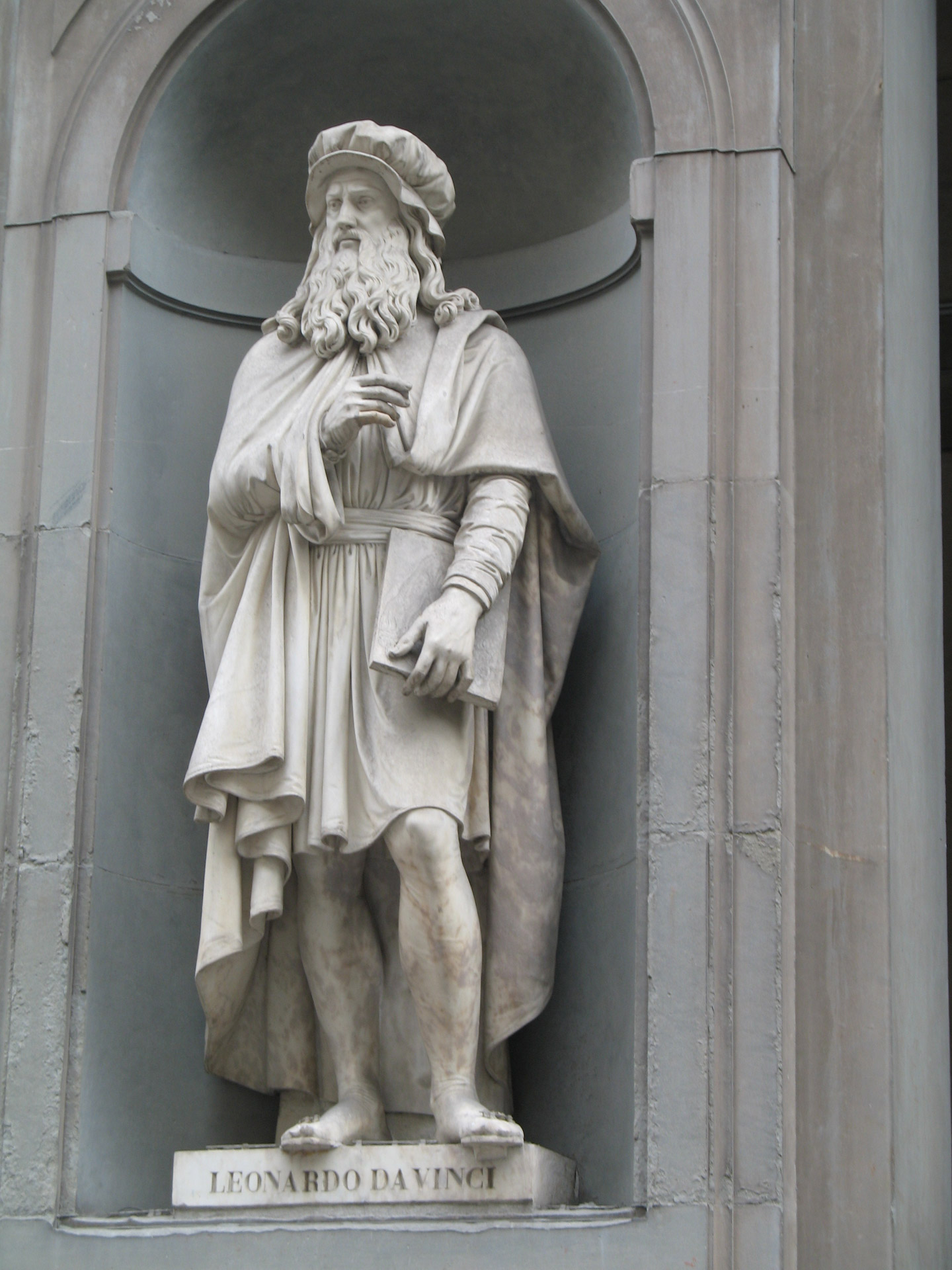 Leonardo Davinci Statue Free Stock Photo - Public Domain Pictures - Leonardo Da Vinci Is Mona Lisa