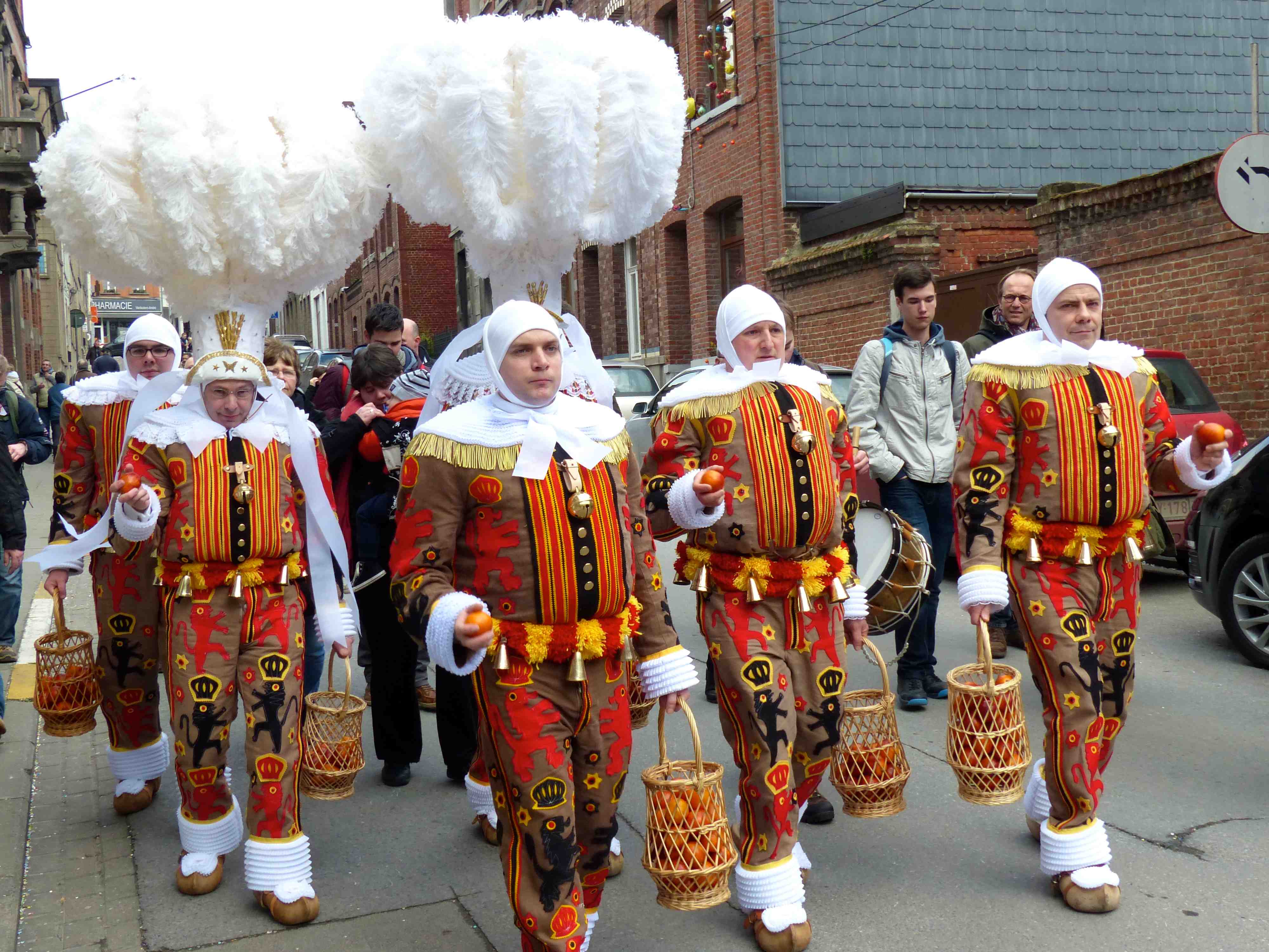 Les Gilles et leurs chapeaux en plumes d'autruche : Binche : Province - Gilles Van Der Loo Cafe Dorian