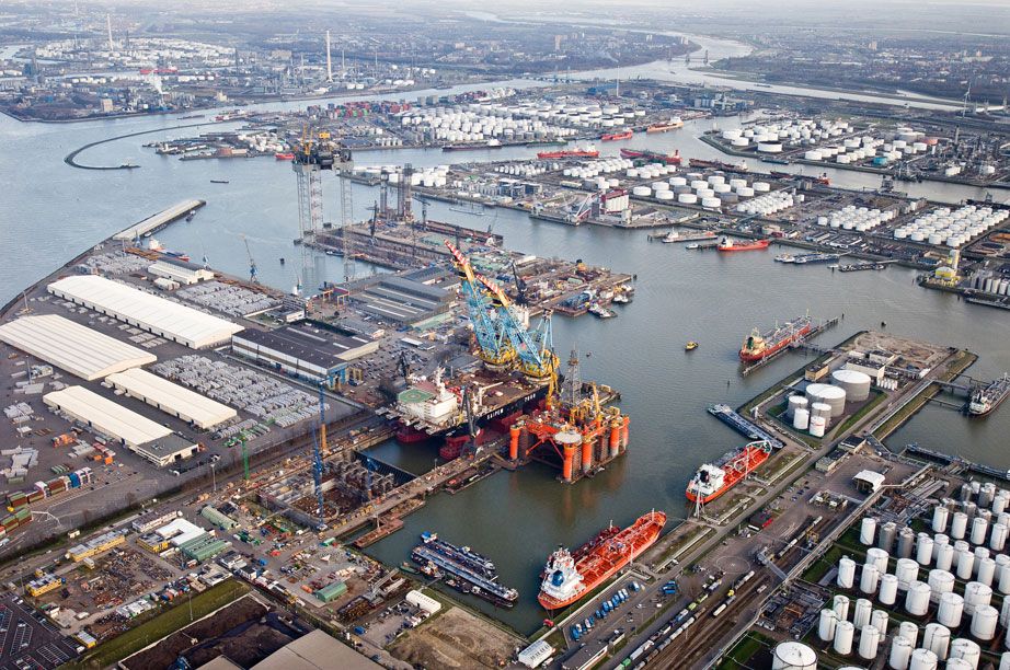 Luchtfoto; De haven van Rotterdam - Hoeveel Mensen Werken In De Haven Van Rotterdam