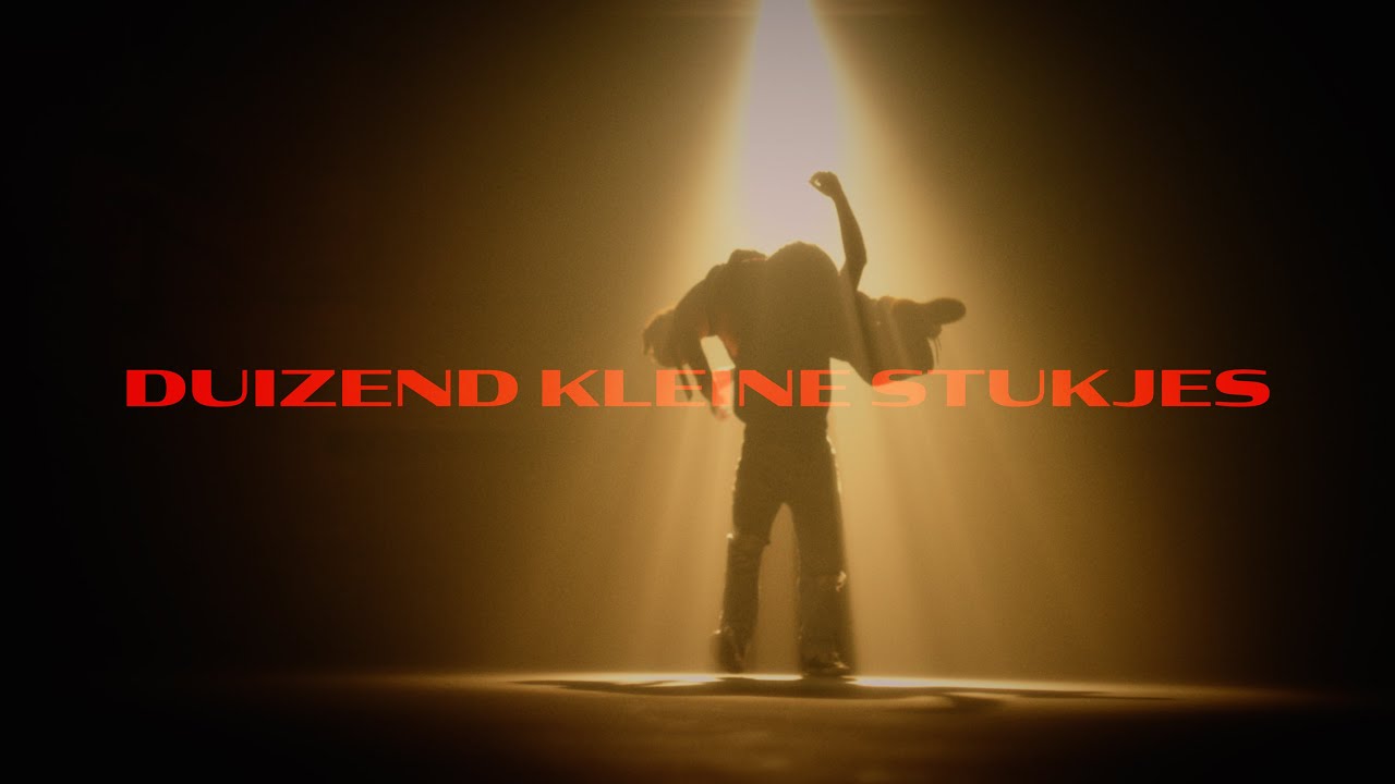 Maan - Duizend Kleine Stukjes Chords - Chordify - Miljoen Mensen Op Dat Hele Kleine Stukje Aarde