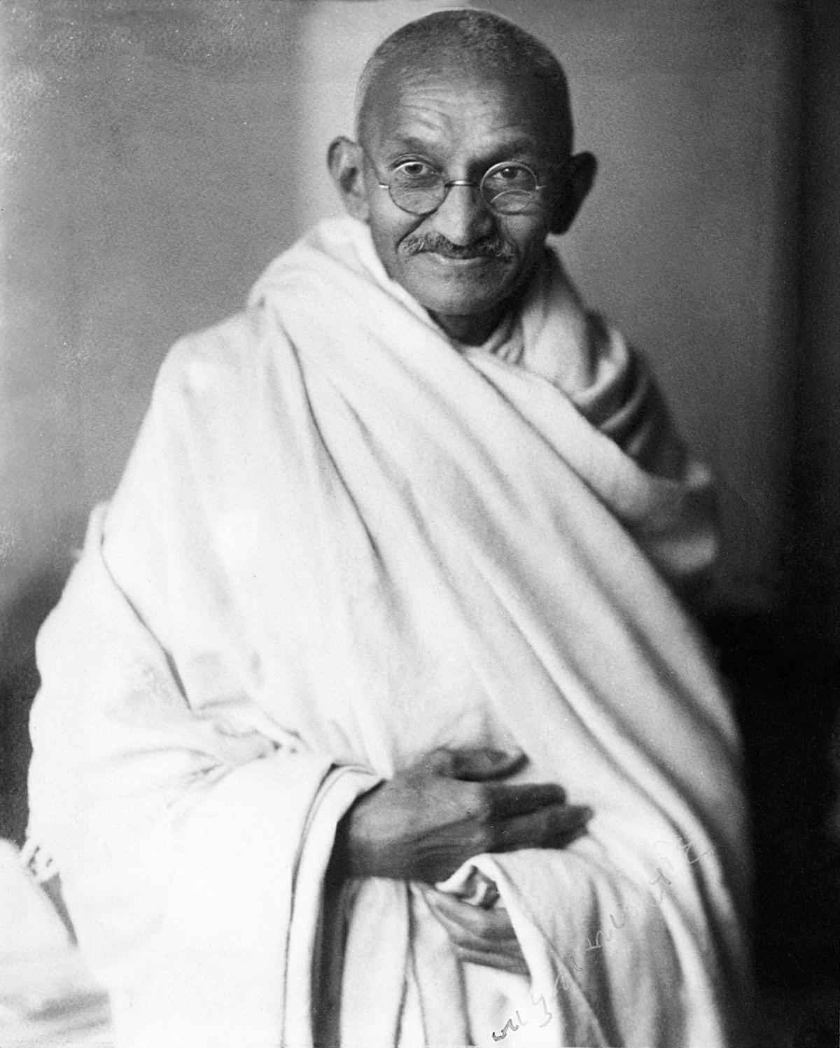Mahatma Gandhi - Celebrity biography, zodiac sign and famous quotes - Wat Betekent Mahatma De Bijnaam Die Gandhi Kreeg