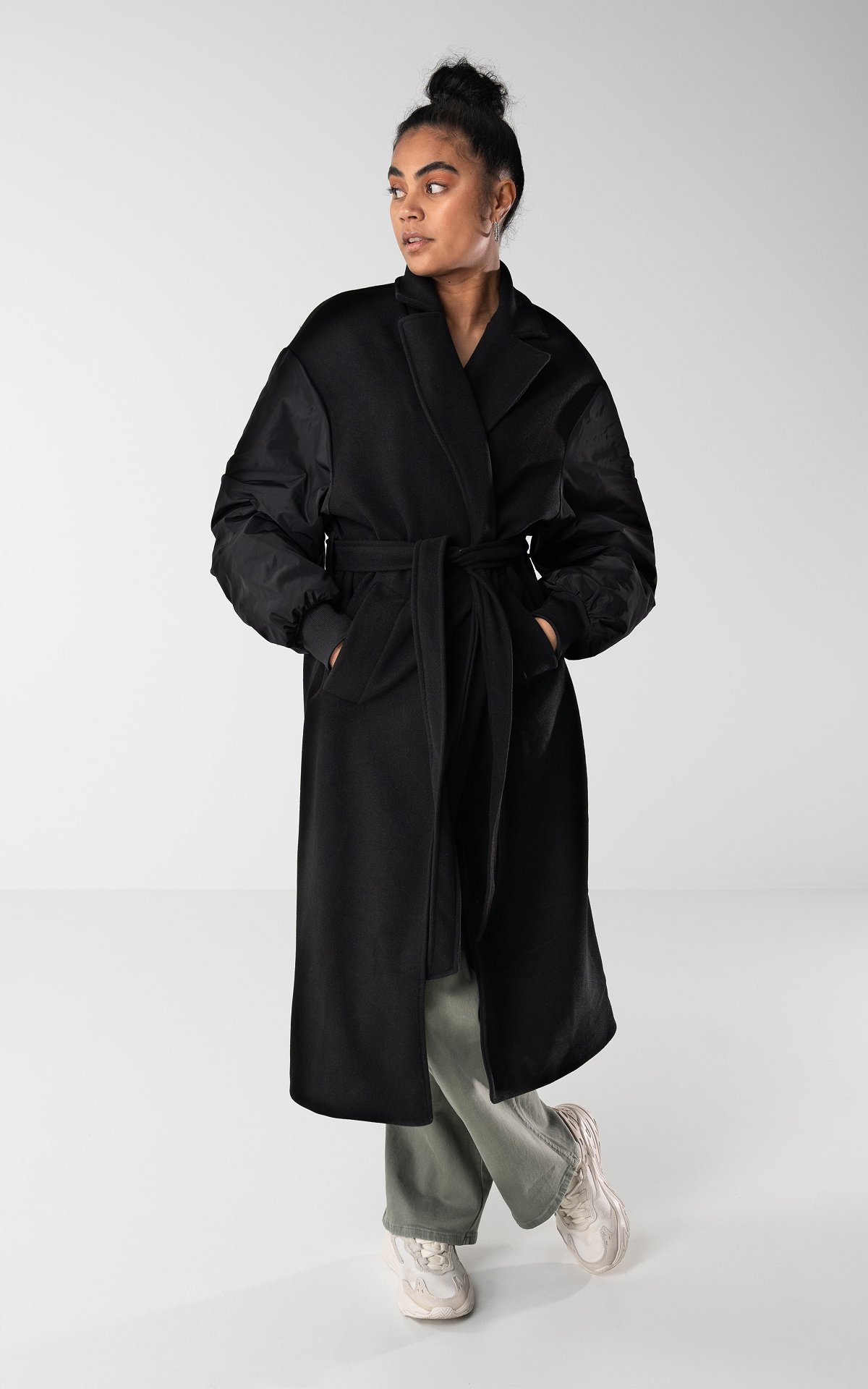 Mantel met bomber mouwen - Zwart | Guts & Gusto - Lange Mantel Met Kap 4 Letters
