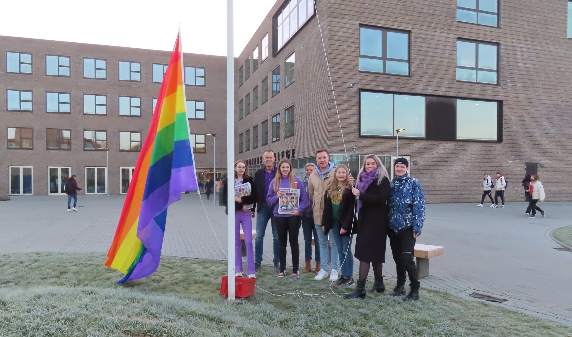 Middelbare scholen hijsen regenboogvlag op Paarse Vrijdag - HuizerNieuws - Zijn Middelbare Scholen Vrij Op Goede Vrijdag
