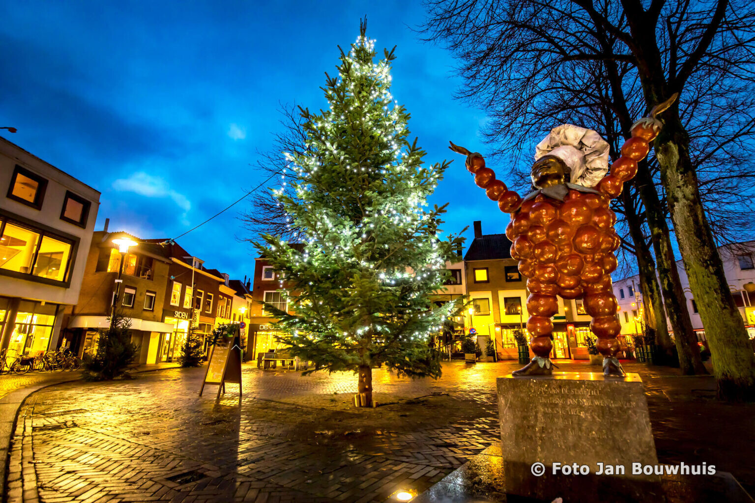 Midden Op Het Plein Staat Een Kerstboom 2025 - Lida Therine - Midden Op Het Plein Staat Een Kerstboom