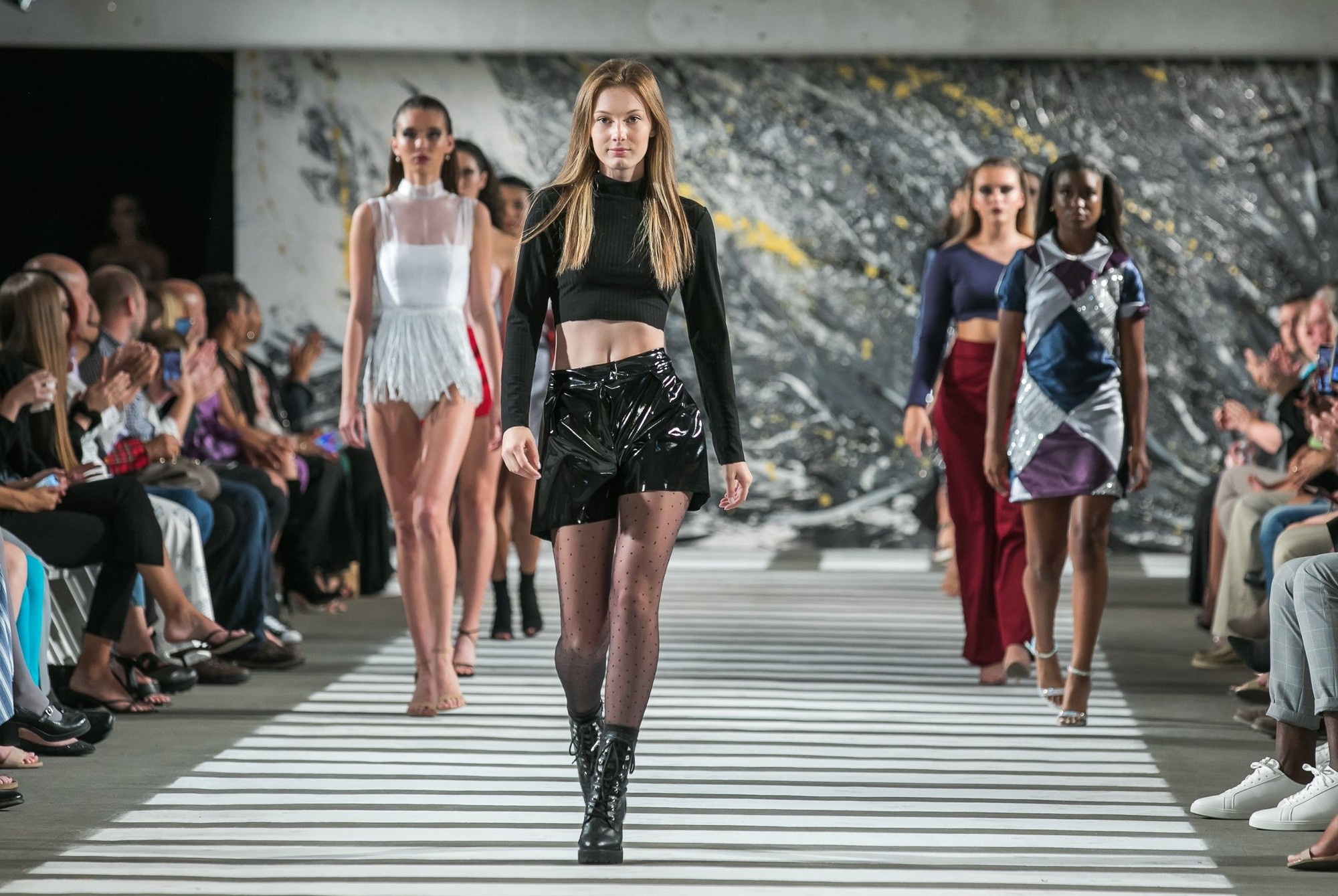 Modeling Master Course: #1 Training to Become A Model - Model Van Hersey En Blanchard
