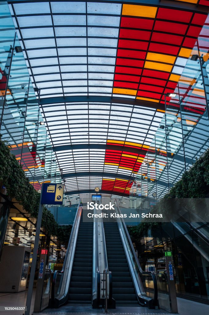 Moderne Luxe Roltrap Bij Amsterdam Centraal Station Nederland Stock - Hoe Lang Is De Langste Roltrap Van Nederland