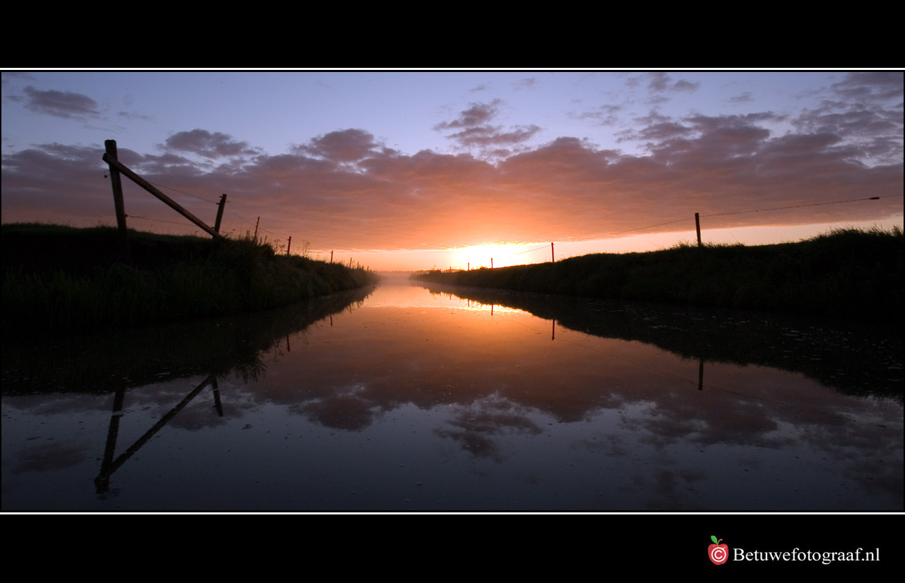 Ochtendrood Water In De Sloot