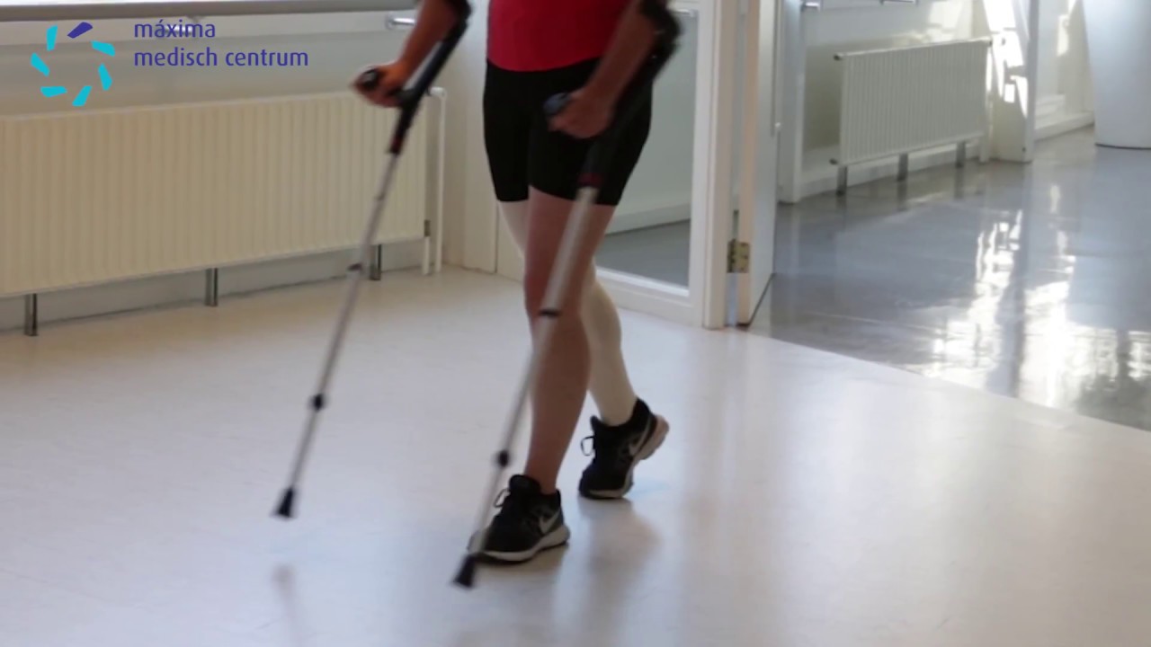 Oefening afstellen en lopen op twee krukken - Máxima MC fysiotherapie - Hoe Loop Je Op Krukken
