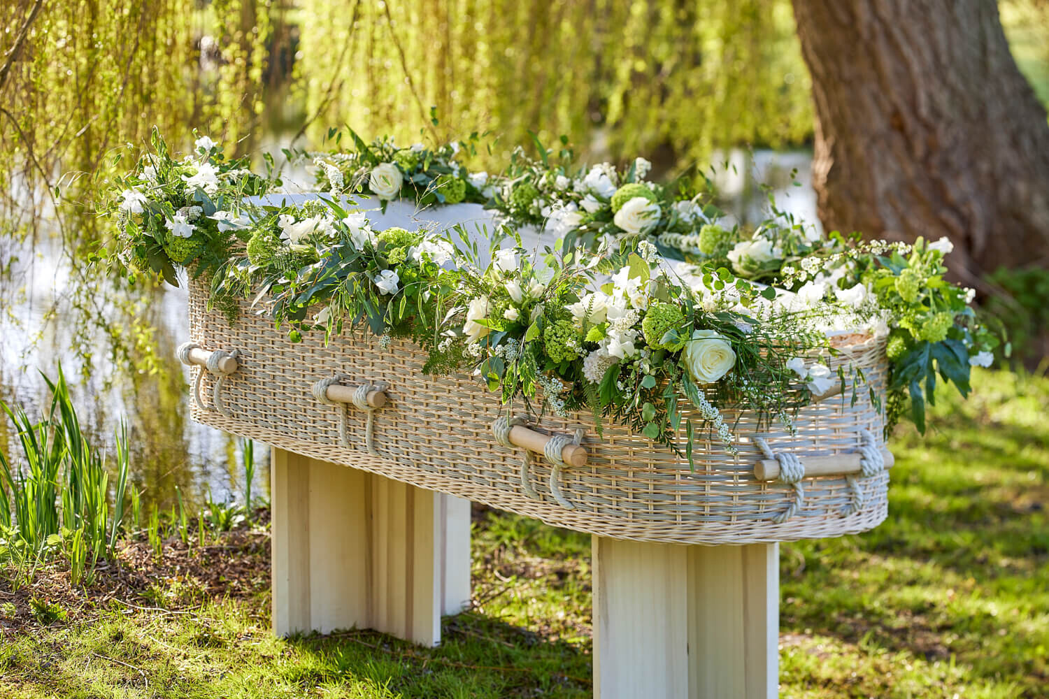 Omringd - Afscheid met Bloemen - Casket Sprays - Afscheid met bloemen - Waarom Geen Bloemen Bij Uitvaart