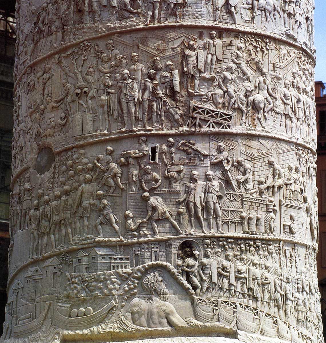 Onderste deel van de Zuil van Trajanus ~ Rome ~ 106-113 ~ Marmer - Onderste Deel Van De Oceanen 7 Letters