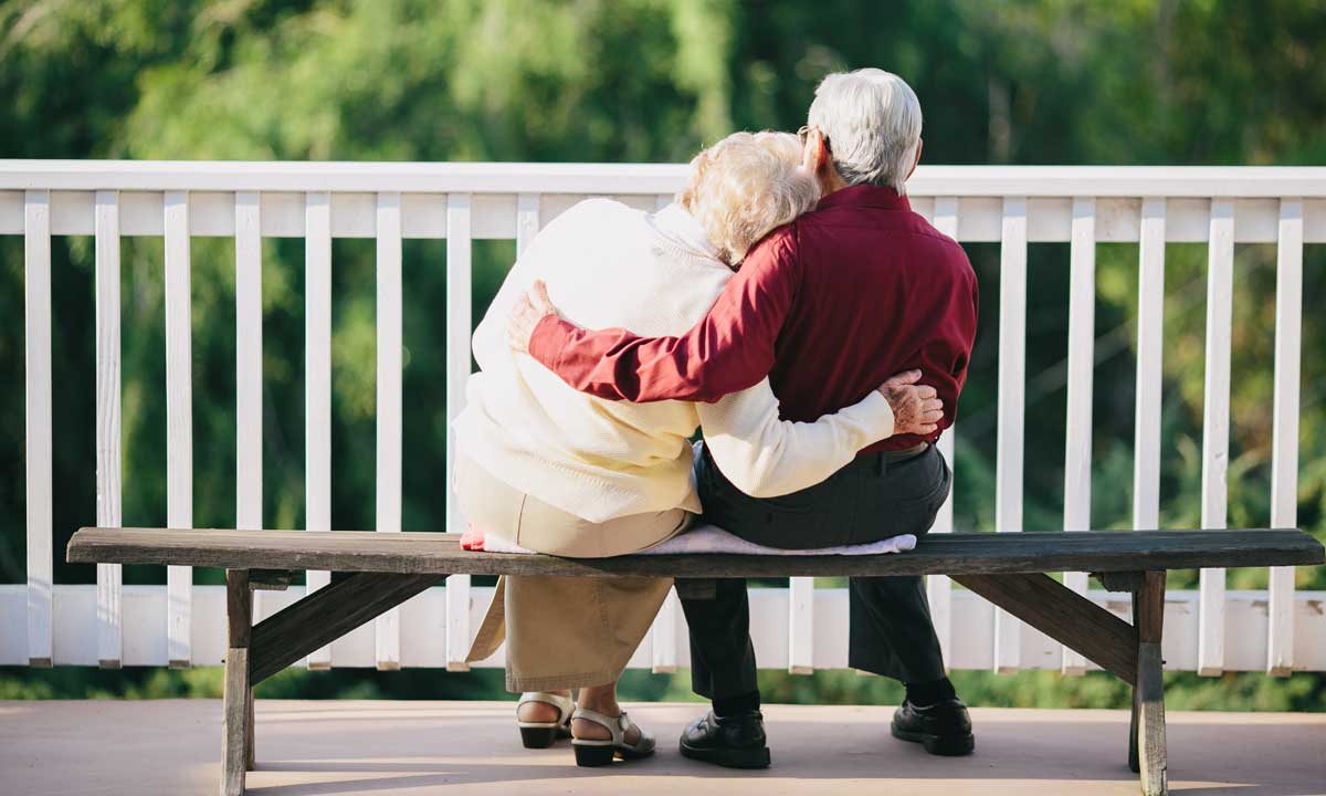 Oude-mensen-stel-bejaard-liefde-relatie - Krachtig Mooi - Verliefd Zijn Op Iemand Met Een Relatie