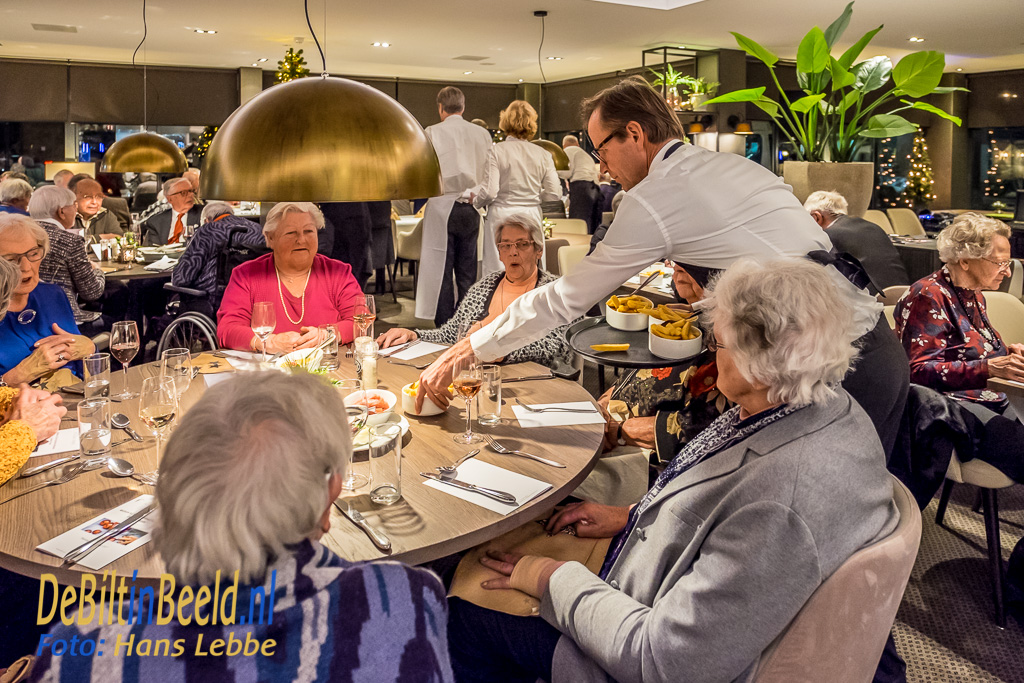 Ouderen dineren bij Van der Valk - DeBiltinBeeld.nl - Van De Valk Bilthoven
