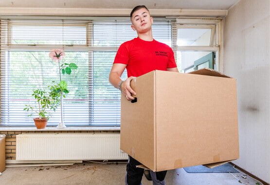Over ons - Woningontruiming de Zwart - Hoe Gaat Een Medewerker Bij Een Ontruiming Naar Buiten