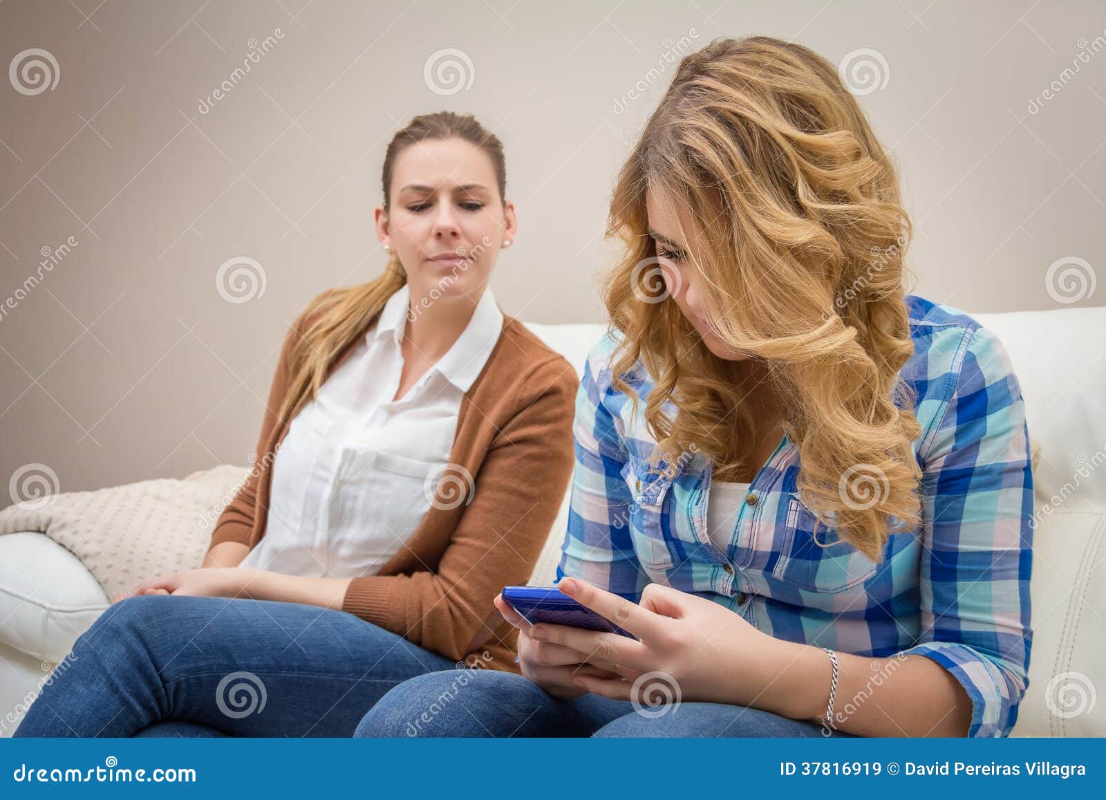 Parent And Teenager, Relationship. Mother Shows Her Son Something In - Mogen Je Ouders In Je Telefoon Kijken