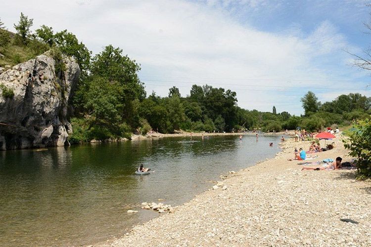 people are sitting on the shore of a river with rocks and trees in the - Kunnen De Riolen Zonder Een Rivier In Frankrijk