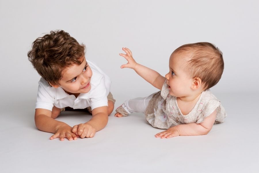 Peuter jaloers op baby of dreumes? - Uitleg & tips! - Oudste Kind Jaloers Op Jongste