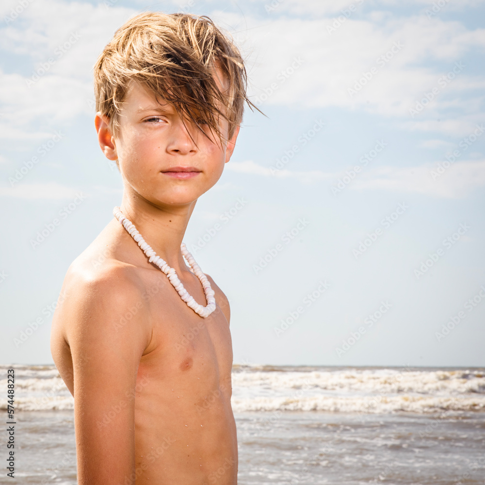 Photo & Art Print Closeup Portrait of Young Preteen Boy Standing at the - Boy In The Striped Pyjamas Boek