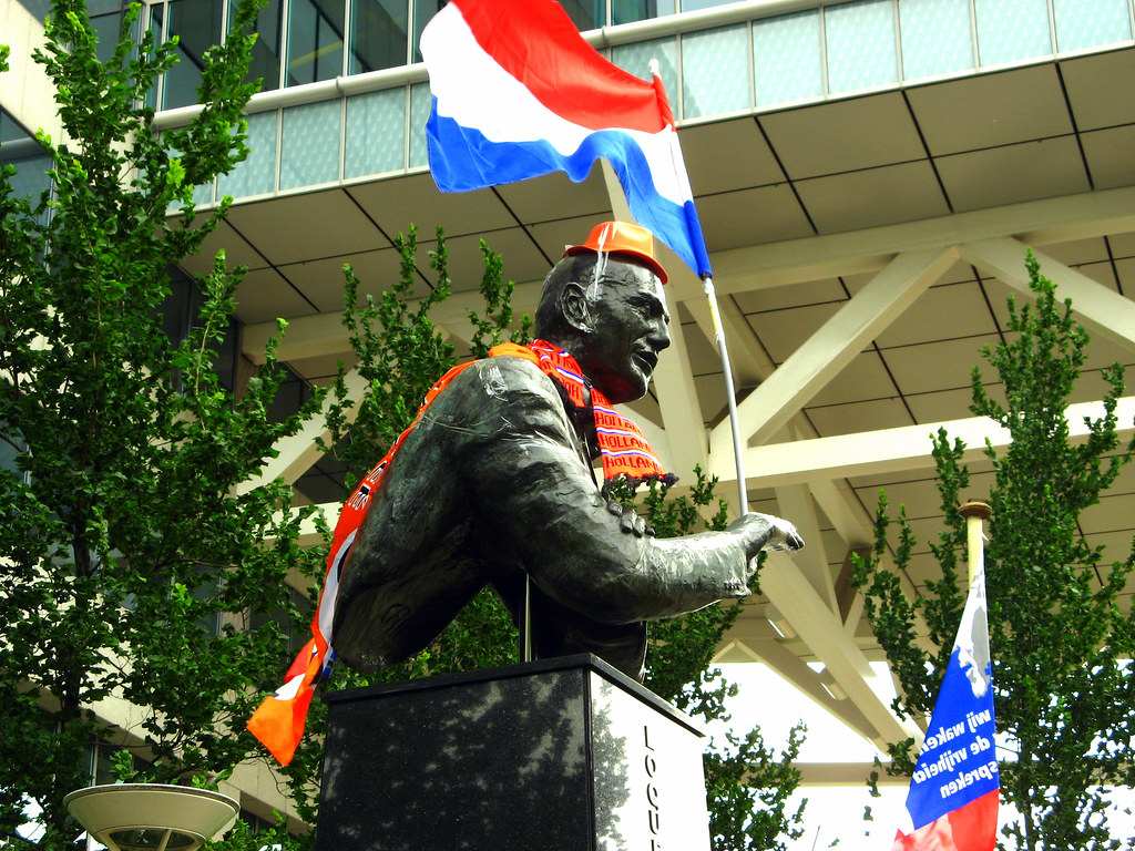 Pim Fortuyn believes in Oranje | Rotterdam Statue | Onno de Wit | Flickr - Waar Ligt Pim Fortuyn Begraven