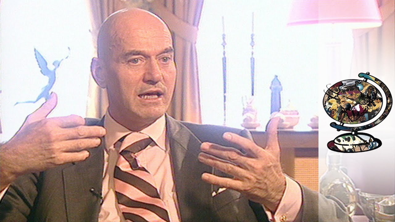 Pim Fortuyn, The Abrasive Populist Dutch Politician (2002) - YouTube - Wie Gooide Taart Pim Fortuyn