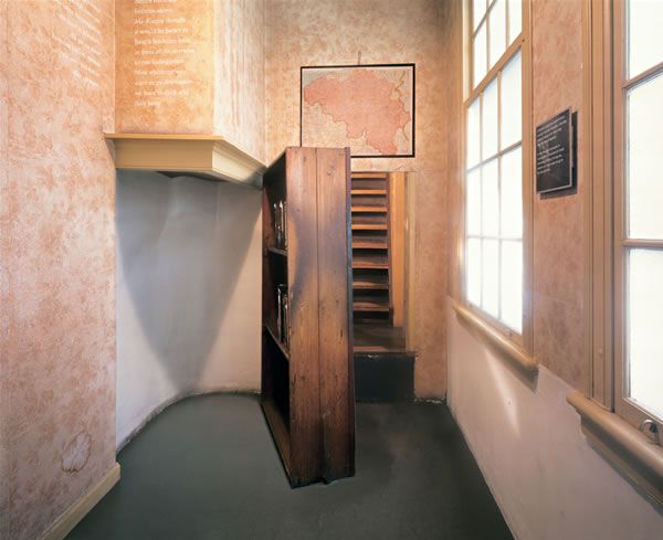 Pin on Thema oorlog en vrede - Hoe Lang Zat Anne Frank In Het Achterhuis