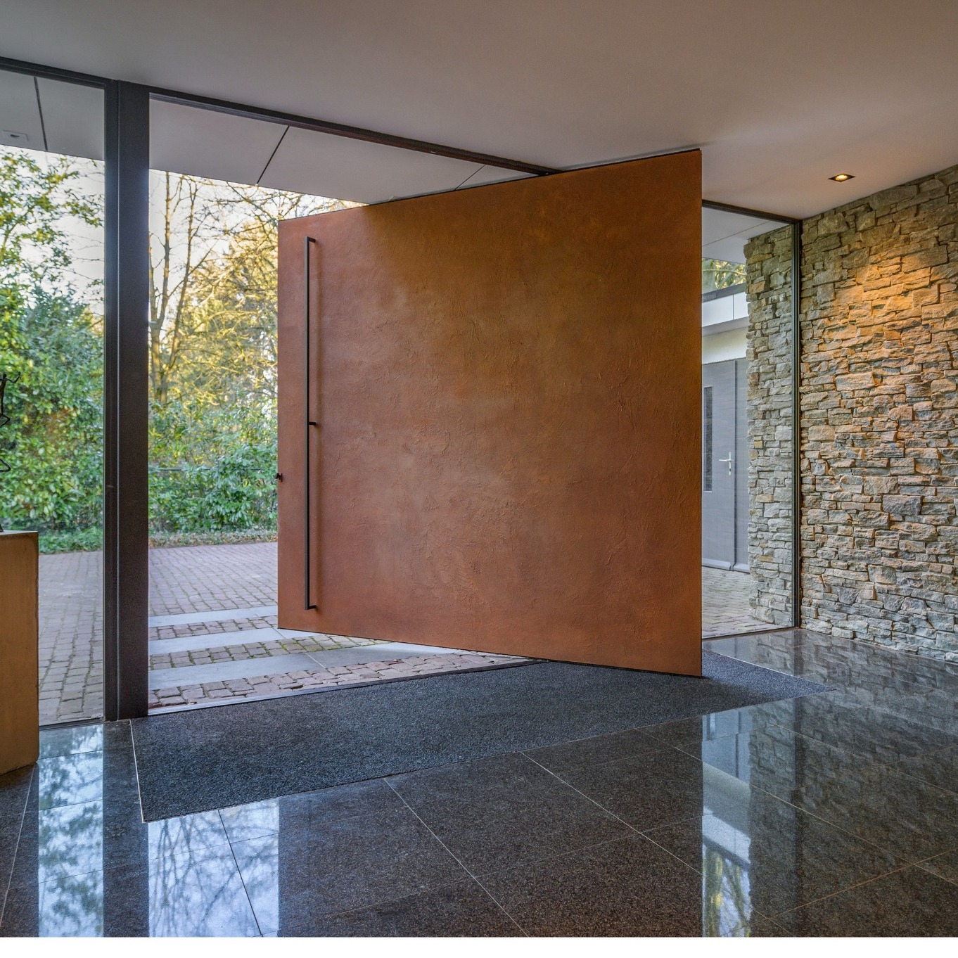 Pivot Doors 101: A Comprehensive Guide | Pros & Cons, Type, Purpose - Door Wie Is De Kaaba Gebouwd