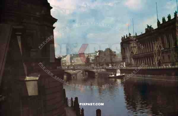 PIXPAST - Eiland In De Spree Berliner Dom 12 Letters