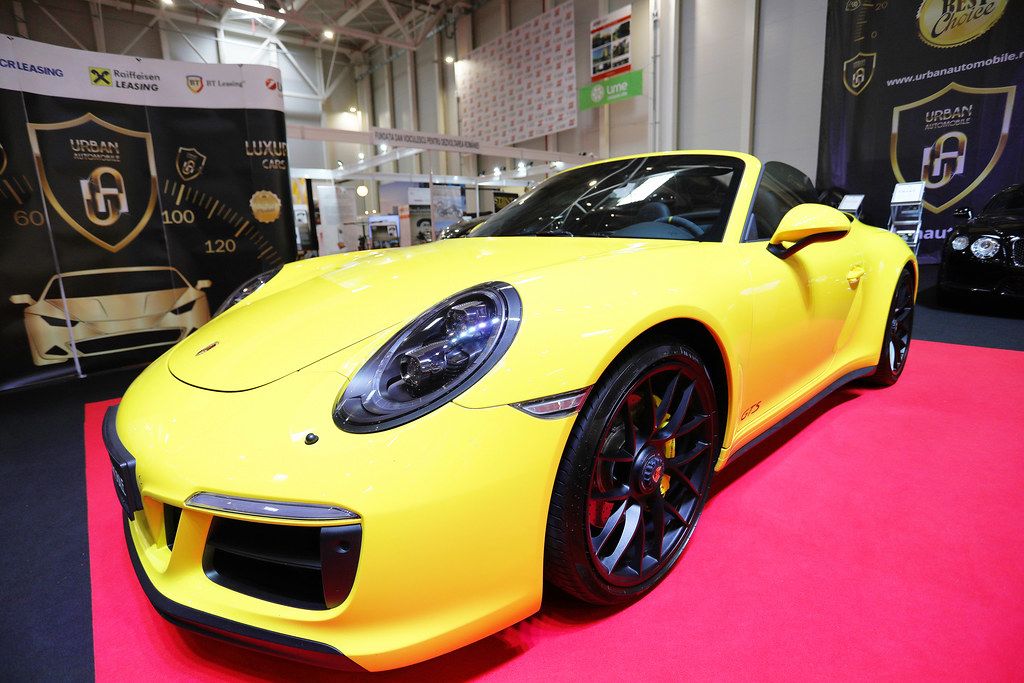 Porsche 911 Carrera GTS Sportwagen im Gelb - Creative Commons Bilder - Auto Op Trein Naar Oostenrijk