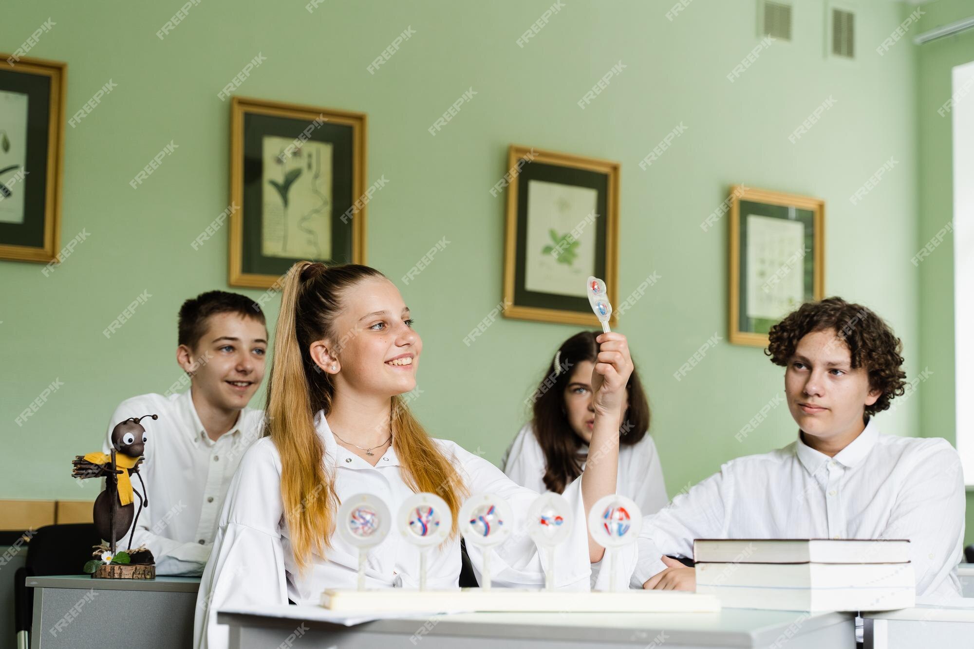 Premium Photo | Pupils at biology lesson at school with animal cell - Hoeveel Leerlingen Doen Eindexamen 2024