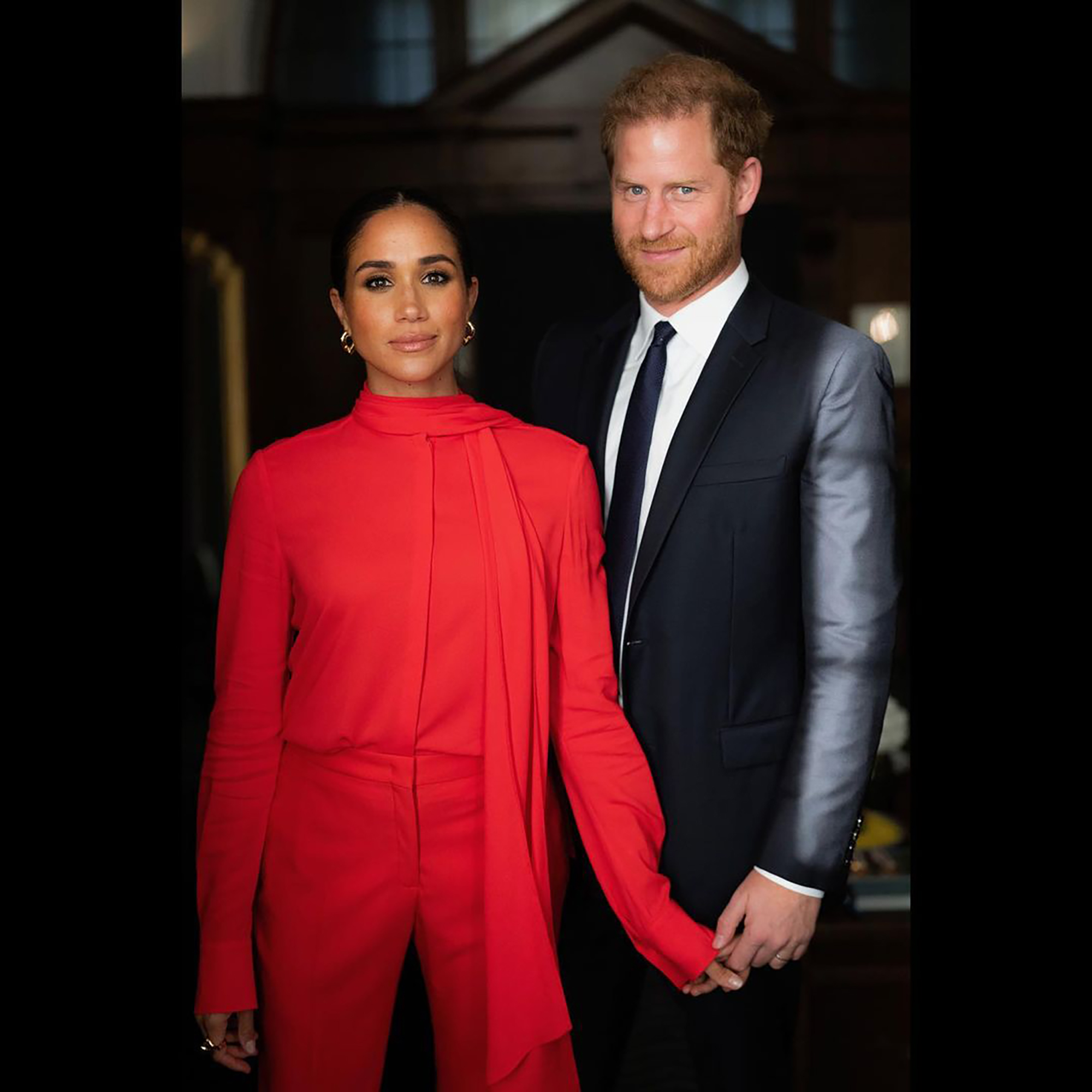 Prince Harry, Meghan Markle hold hands in new photos - Harry Potter Steen Der Wijzen Boek