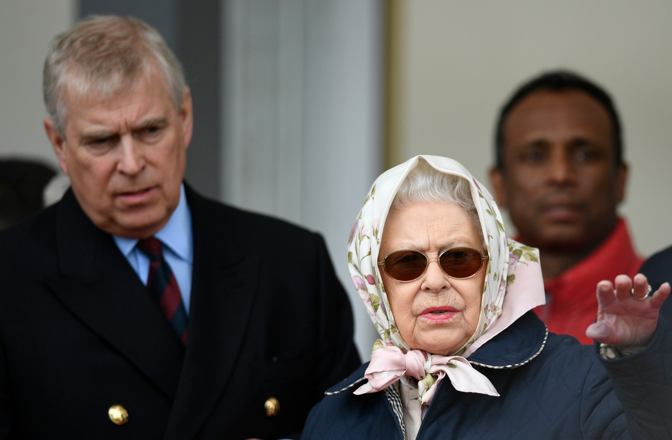 Prins Andrew terug aan zijde van moeder Elizabeth | Foto | AD.nl - Hoe Heet De Moeder Van Koningin Elizabeth