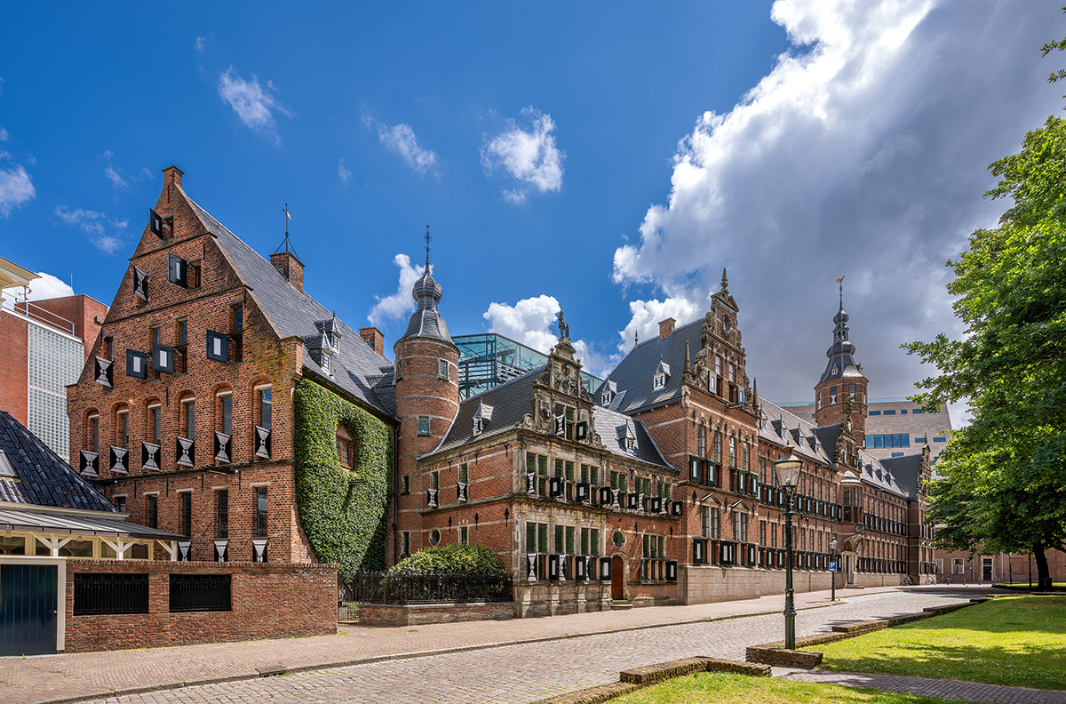 Publiek Besloten. Provinciehuizen in Beeld - Roos Aldershoff - In De Roos Groningen