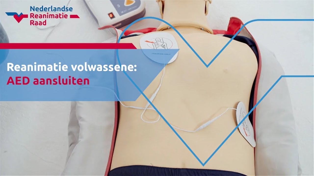 Reanimatie volwassene: AED aansluiten - YouTube - Wanneer Gebruik Je Een Aed