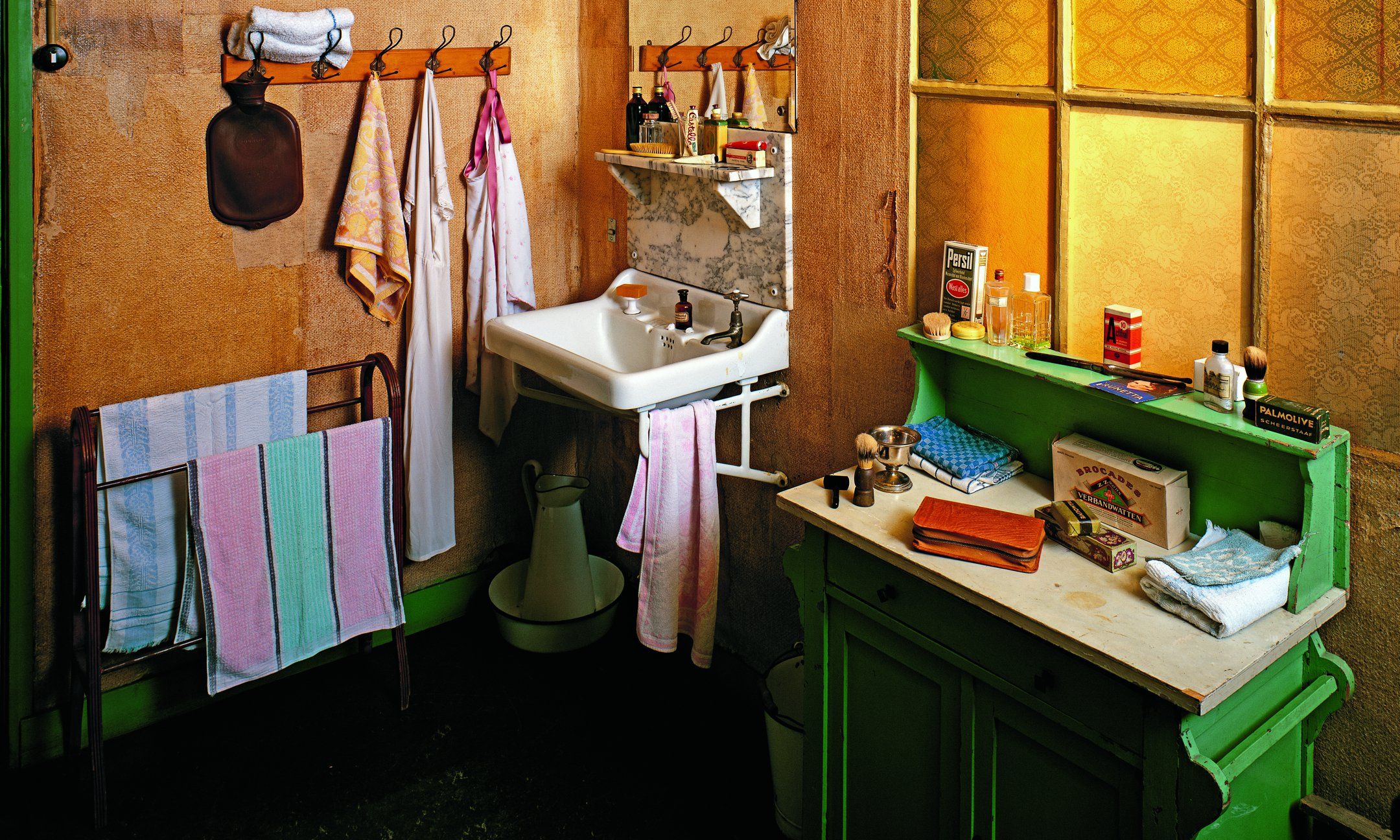 Reconstruction of the bathroom in the Secret Annex, 1999. Bathroom - Hoe Lang Zat Anne Frank In Het Achterhuis