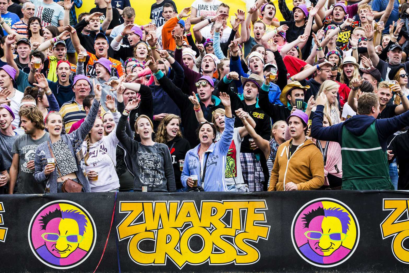 Record voor Zwarte Cross: 185.000 bezoekers | Foto | destentor.nl - Hoeveel Bezoekers Per Dag Zwarte Cross