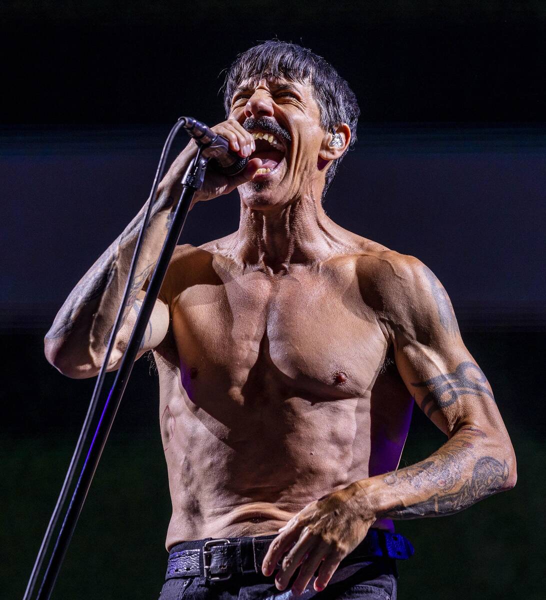 Red Hot Chili Peppers Tour 2025 - Helen M. Ayala - Zanger Red Hot Chili Peppers Overleden