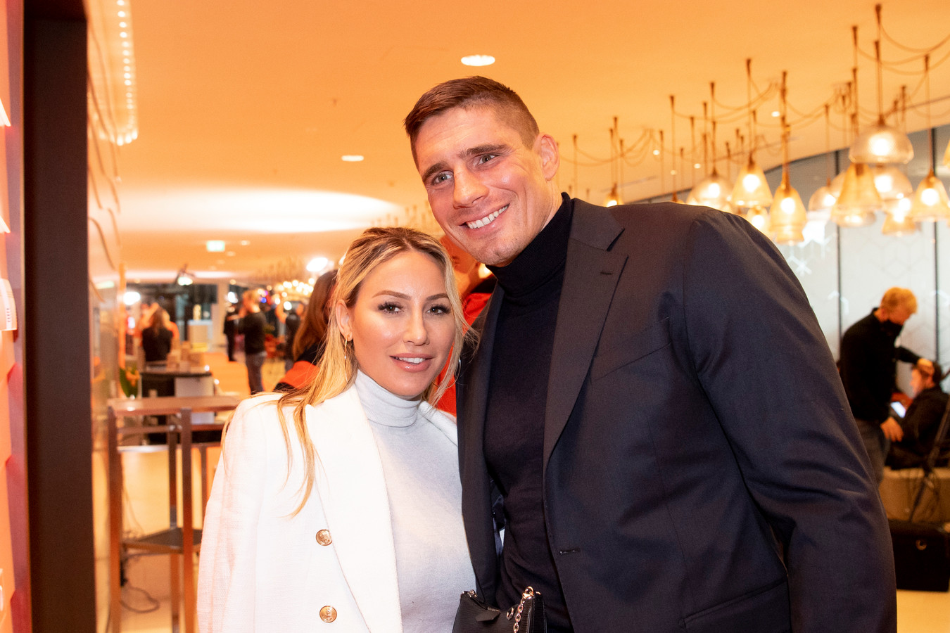 Rico Verhoeven knuffelt met nieuwe vriendin op rode loper | Foto | bd.nl - Wie Is De Vriendin Van Schoof