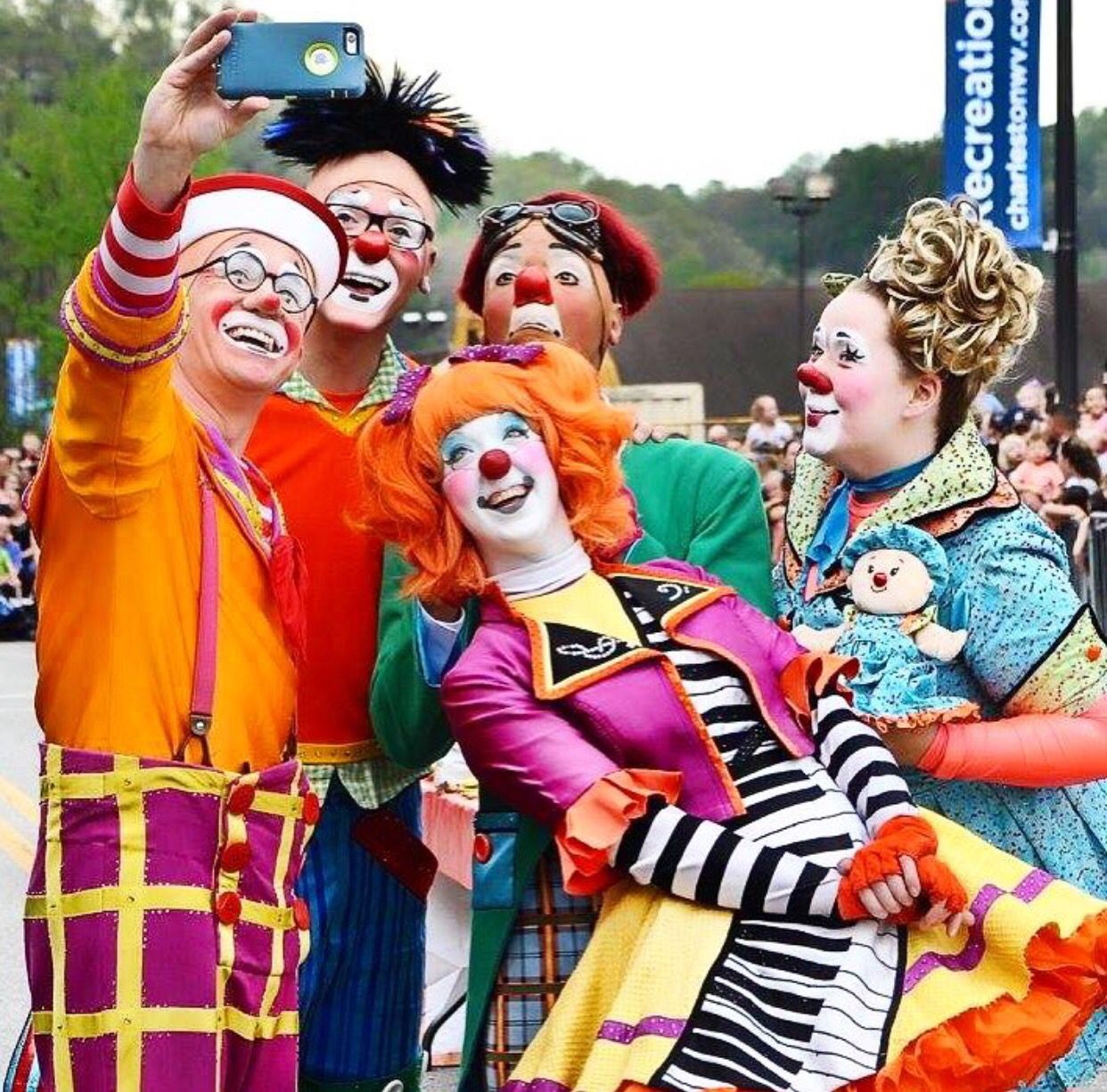 Ringling Bros. & Barnum And Bailey Circus Red Unit Clowns Ringling Bros - Clowns En Acrobaten Op Tv En In De Krant